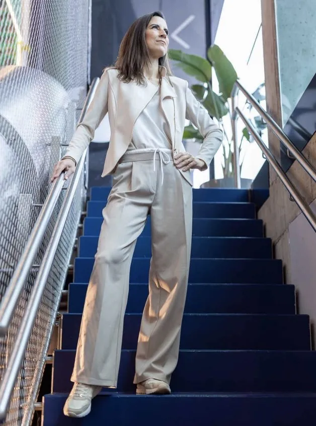 Bettina Binder auf einer Treppe