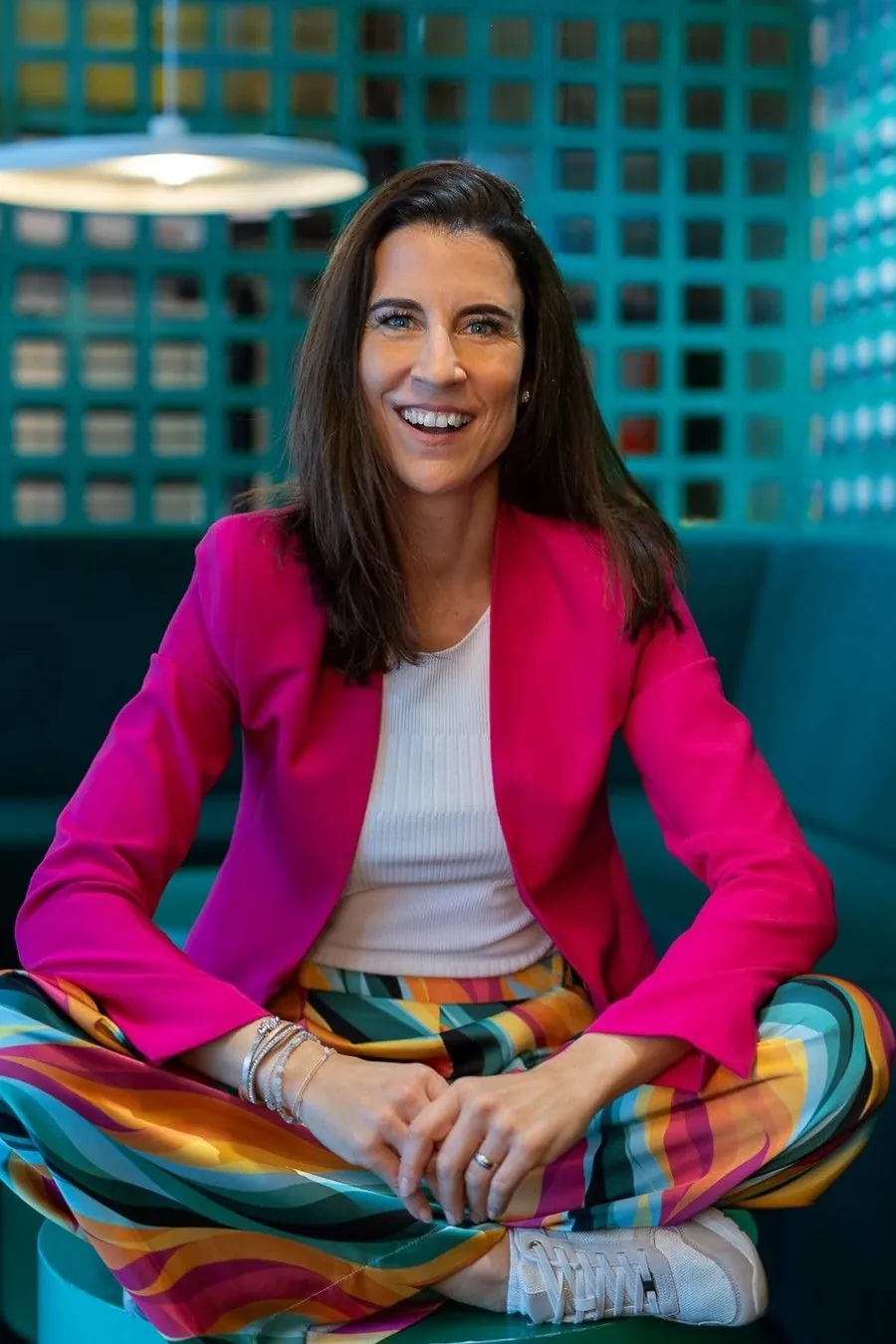 Bettina Binder im pinken Blazer, Blick in die Kamera