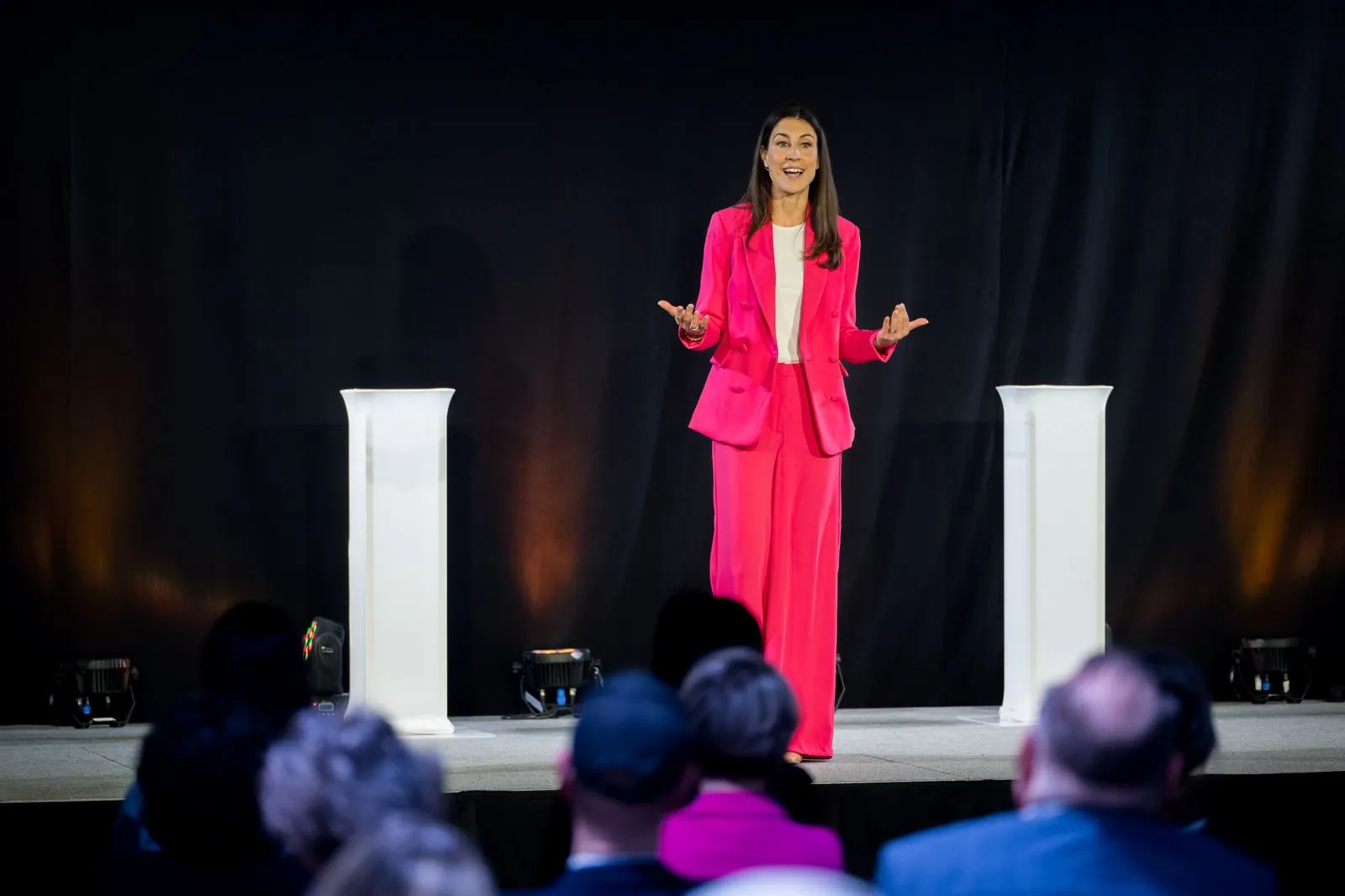 Bettina Binder bei einer Keynote auf der Bühne
