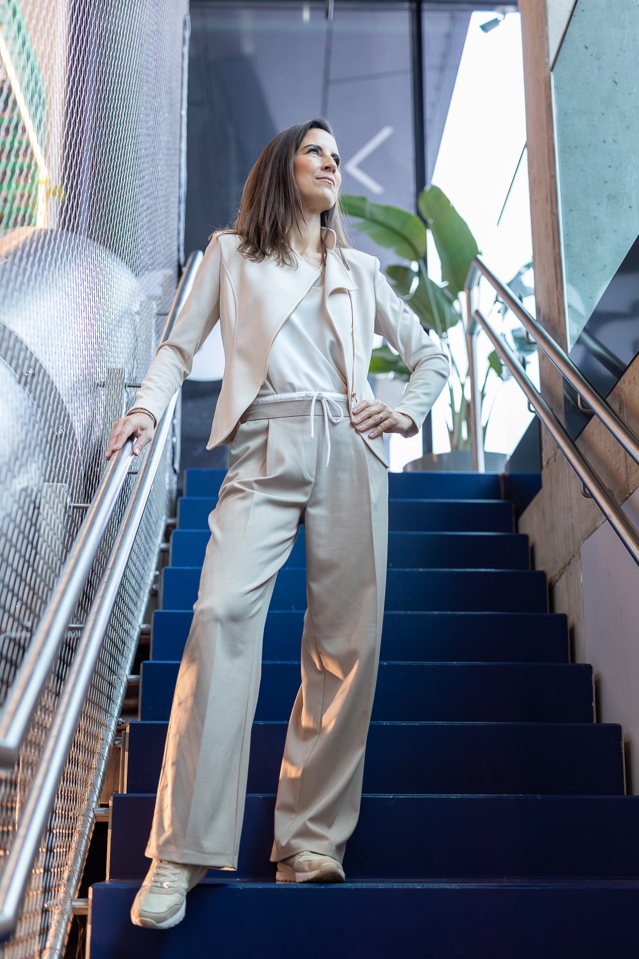 Foto Bettina stehend auf Treppe