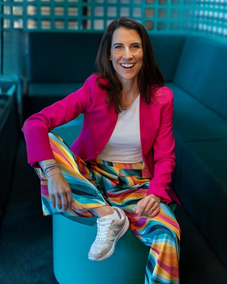 Portrait Bettina Binder sitzend