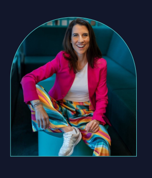 Portrait Bettina in Rahmen